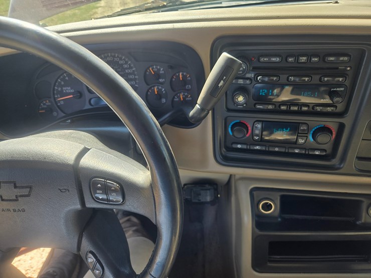 2003-chevrolet-suburban-image-46