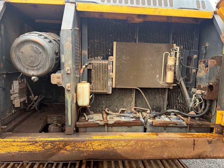 deere-200d-lc-image-11