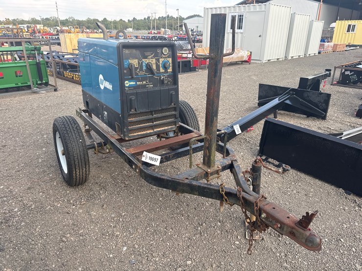 #6071-•-miller-bobcat-250-towable-welder-image-1