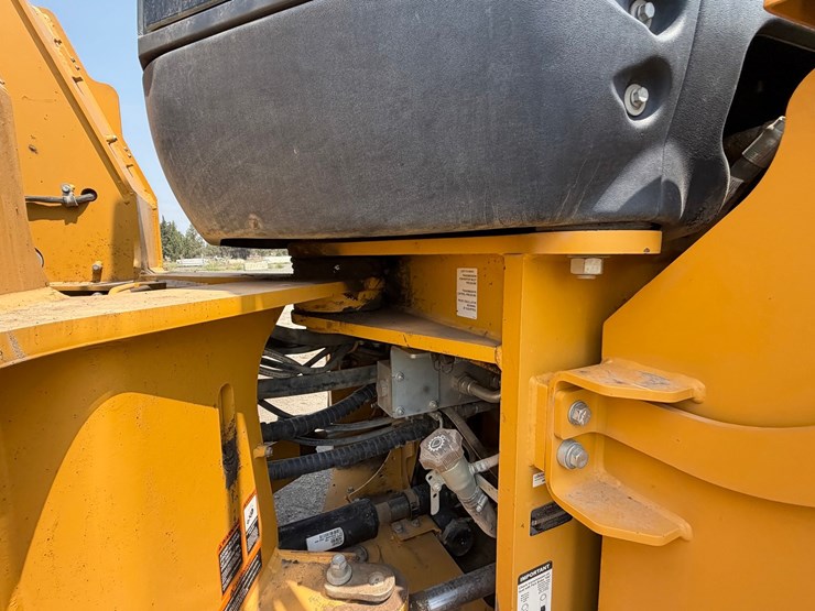 2019-deere-744k-image-66