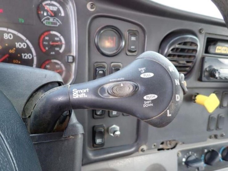 2015-freightliner-114sd-image-18