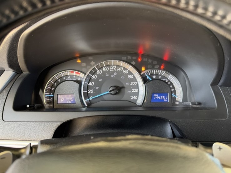 2014-toyota-camry-sdn-image-23