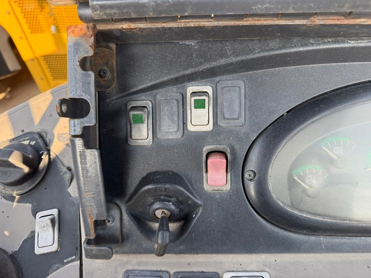 #2486-•-2015-case-570nep-skip-loader-image-63