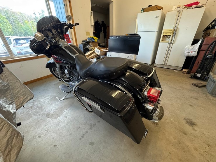 #1922-•-2011-harley-davidson-electra-glide-classic-motorcycle-image-3