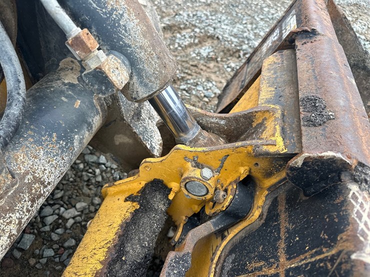 deere-323e-image-30