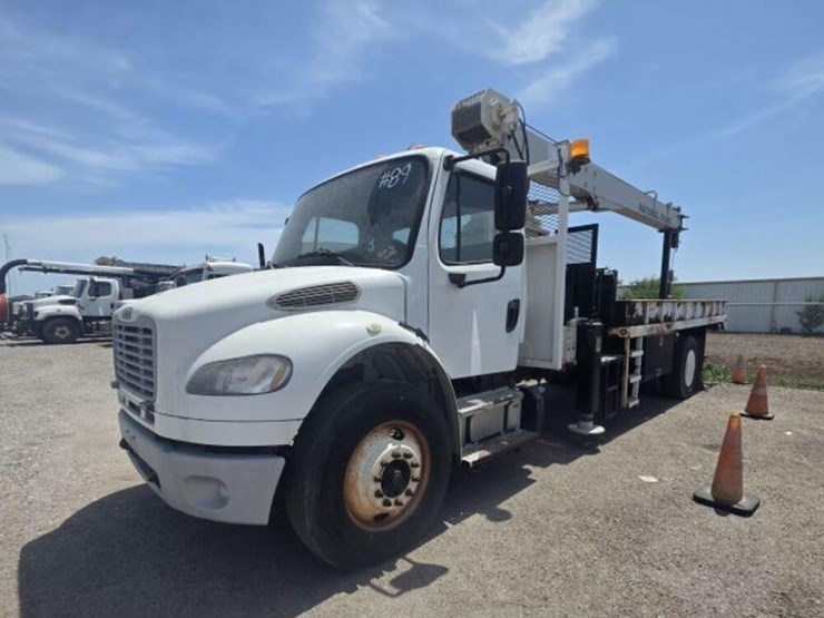 2014-freightliner-m2-106-image-1