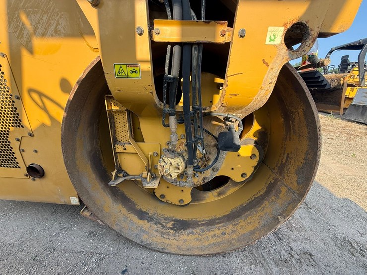 2015-caterpillar-cb66b-image-120