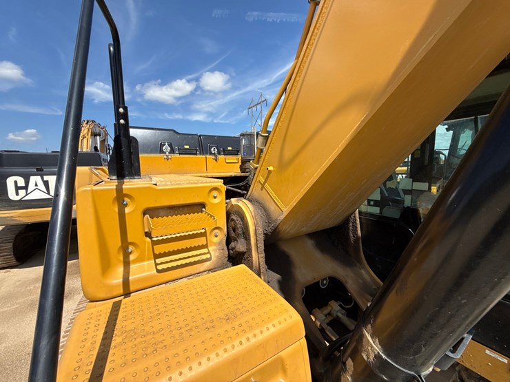2019-caterpillar-352f-image-30