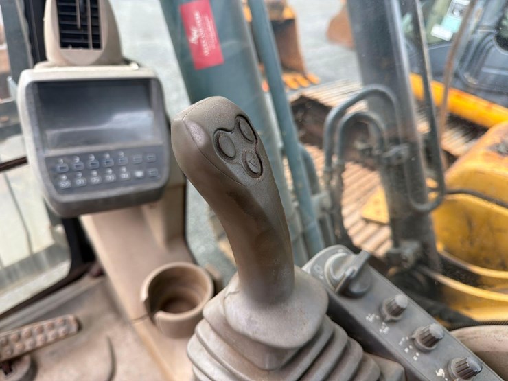 deere-200d-lc-image-30