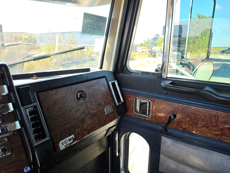 1997-peterbilt-379-image-63