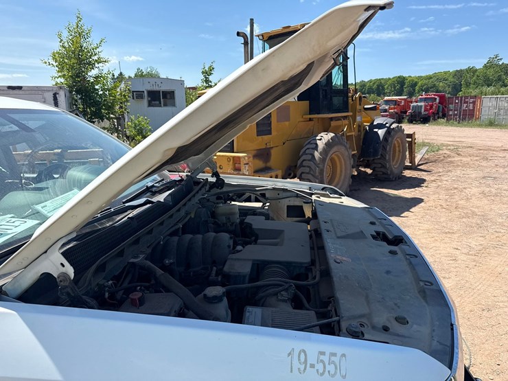 #1395-•-2019-chevrolet-silverado-4x4-pickup-truck-image-14