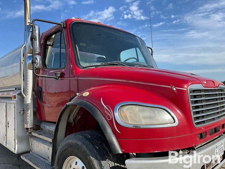 2013-freightliner-m2-106-image-10