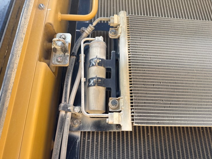 2019-caterpillar-352f-image-74