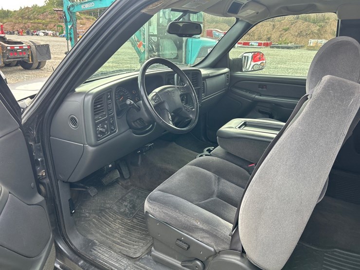 2005-gmc-sierra-2500-image-47