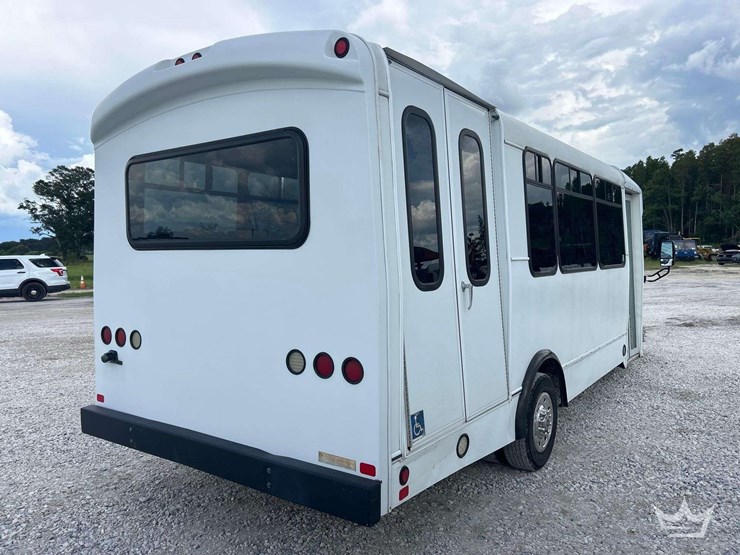 2017-ford-e450-image-3