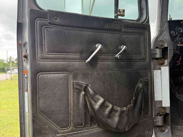 2000-mack-rd690s-image-28