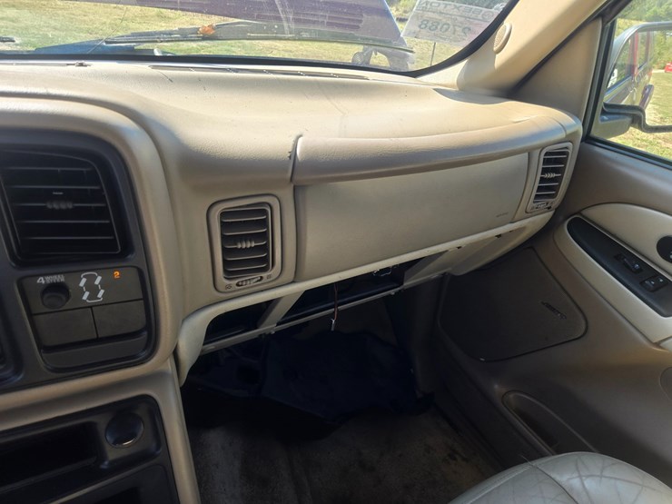 2003-chevrolet-suburban-image-37