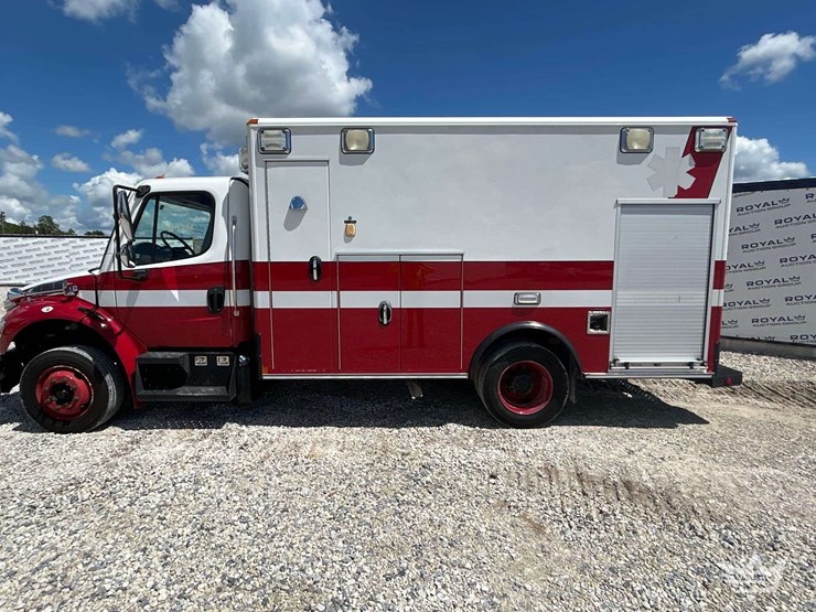 2015-freightliner-m2-106-image-24