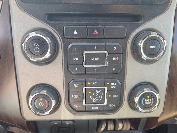 2013-ford-f250-lariat-image-47