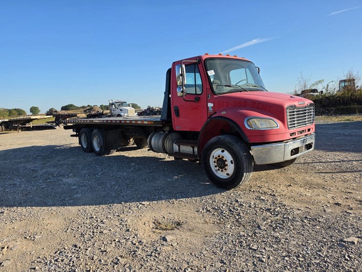 2006-freightliner-m2-106-image-19