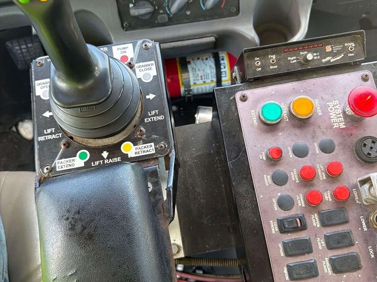 2017-freightliner-m2-106-image-21