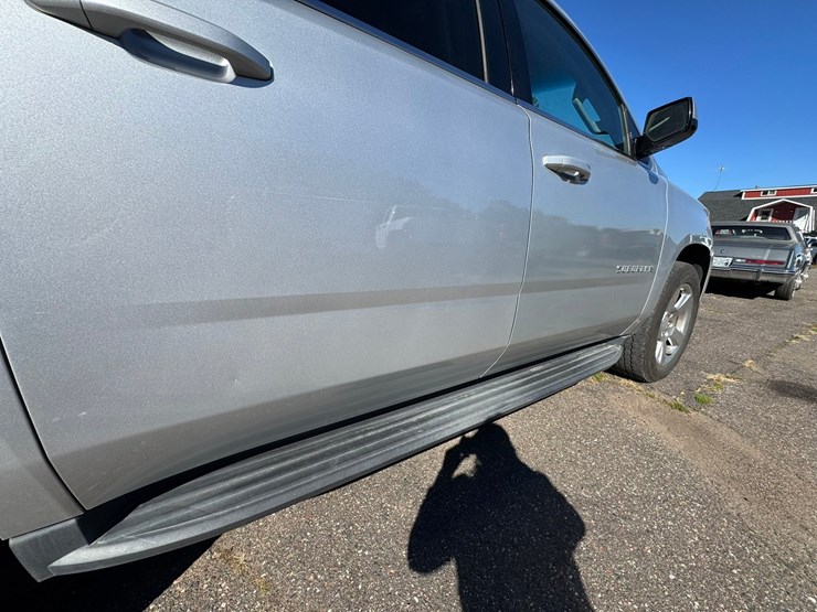 2017-chevrolet-suburban-image-19