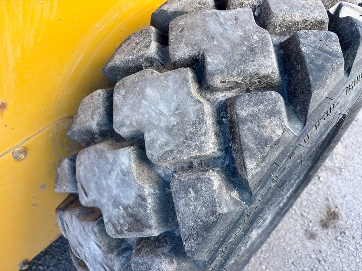 2021-deere-330g-image-56