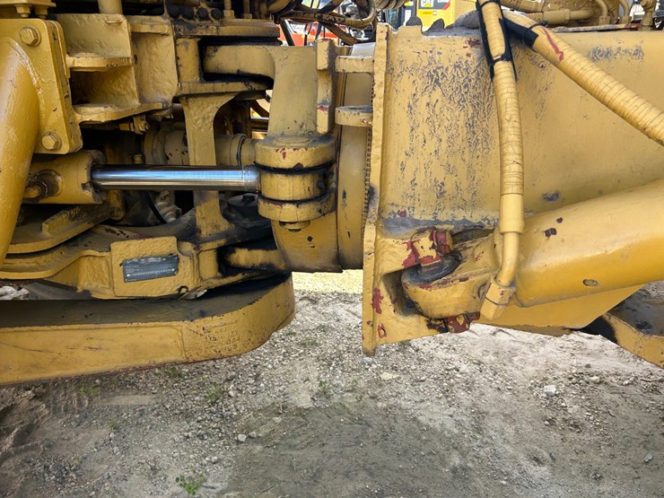 caterpillar-725-image-22