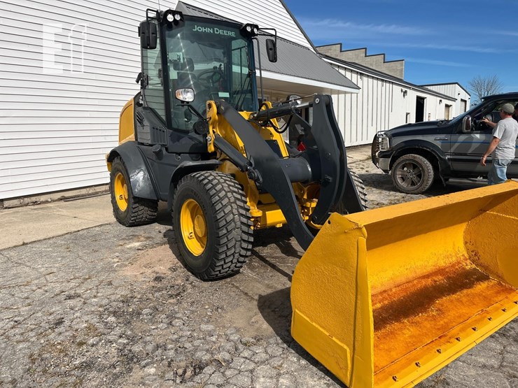 2021-deere-324l-image-2