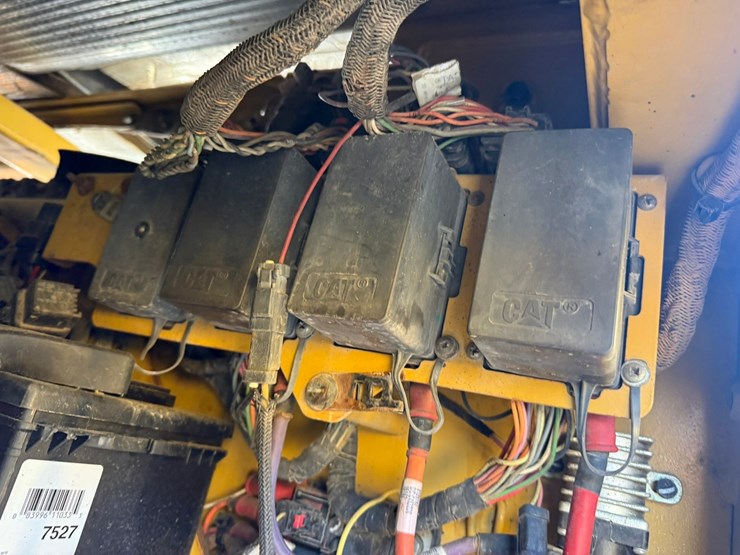 2015-caterpillar-cb66b-image-86