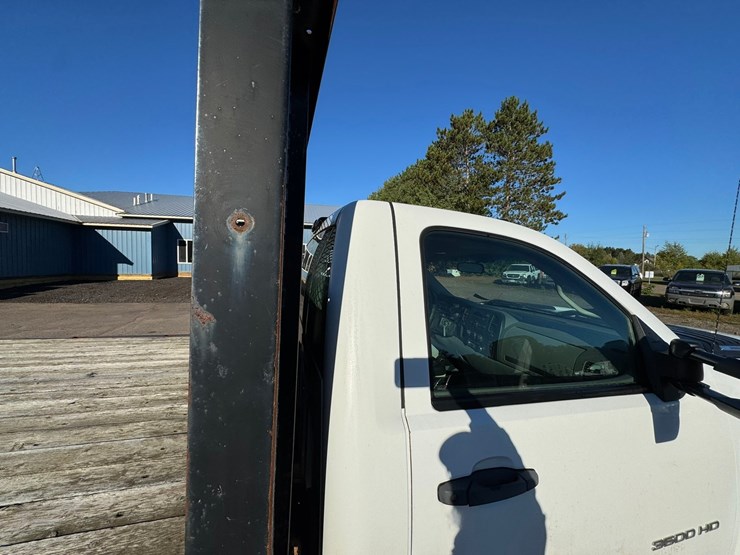 2014-chevrolet-3500-image-23