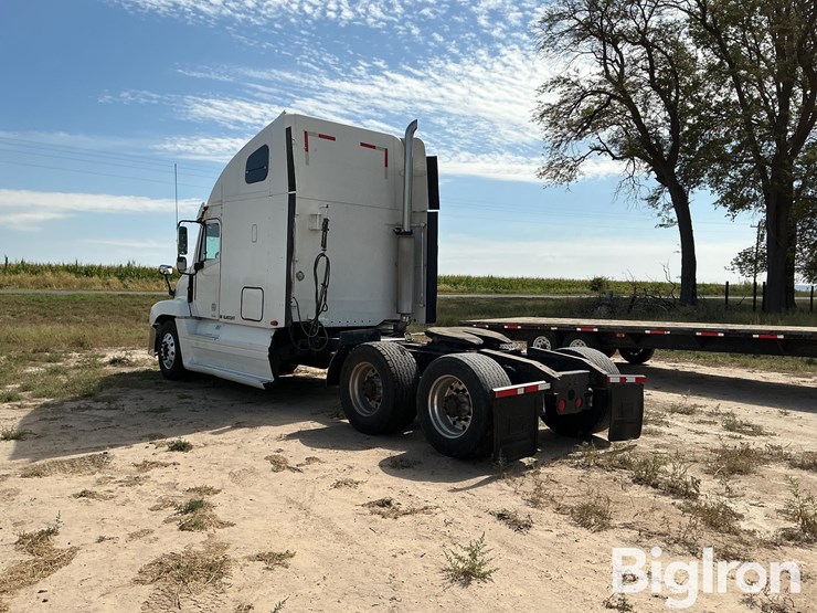 2004-freightliner-century-120-image-7