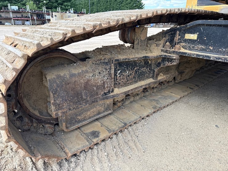 2019-caterpillar-352f-image-96