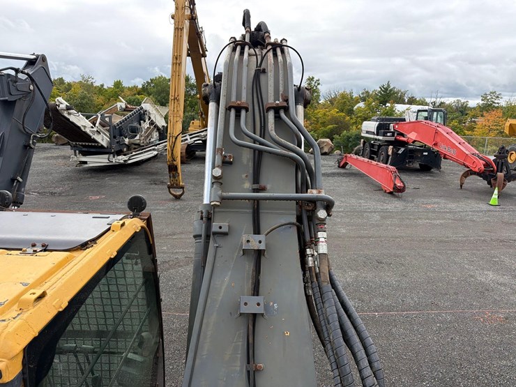 deere-225d-lc-image-24