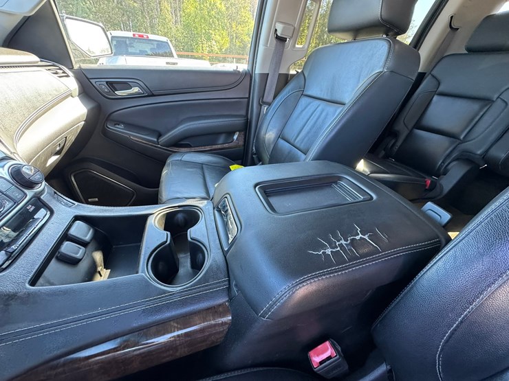 2017-chevrolet-suburban-image-26
