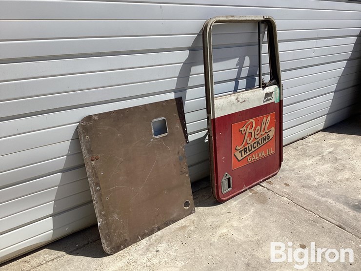 kenworth-post-1973-passenger-side-bottom-latch-door-image-3