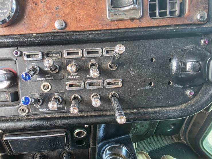 2005-peterbilt-379-image-62