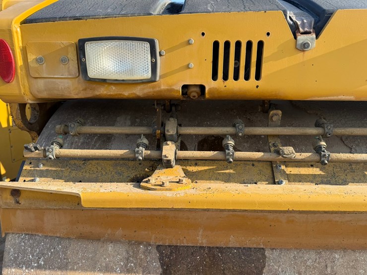 2015-caterpillar-cb66b-image-44