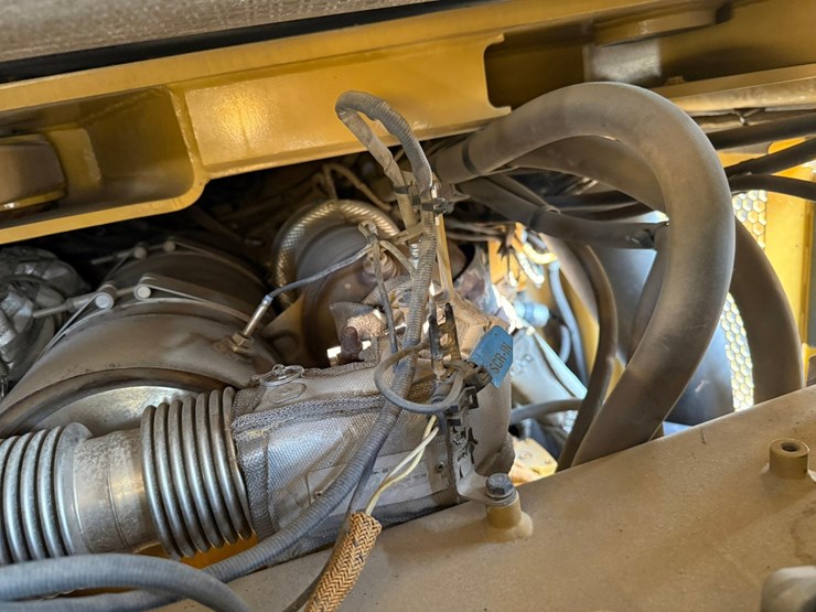 2015-caterpillar-cb66b-image-64
