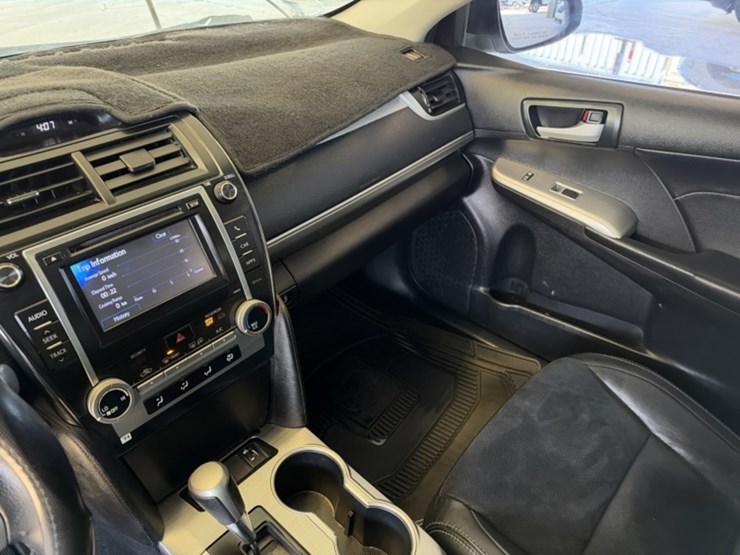 2014-toyota-camry-sdn-image-25