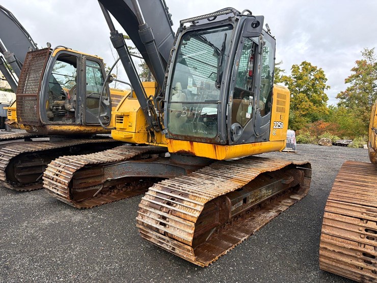 deere-225d-lc-image-2