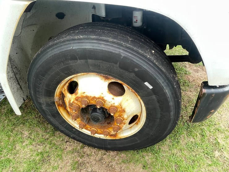 2004-freightliner-fl70-image-12