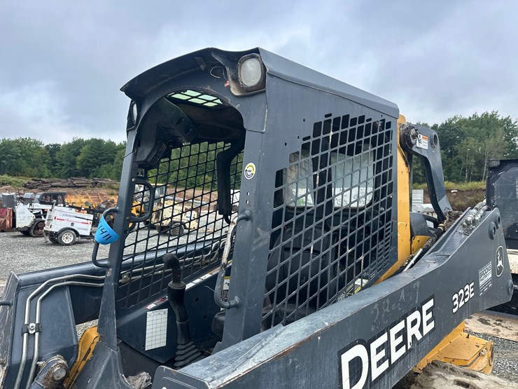 deere-323e-image-9