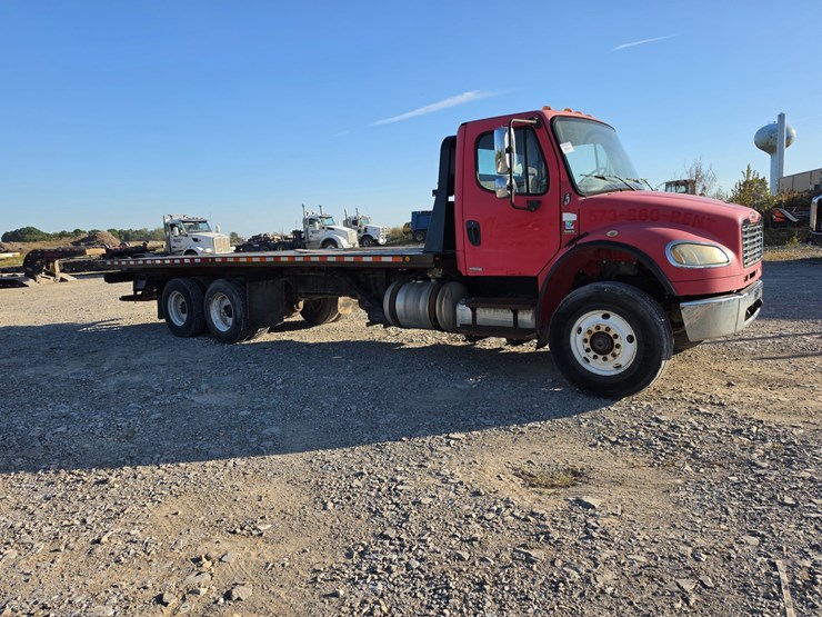 2006-freightliner-m2-106-image-18