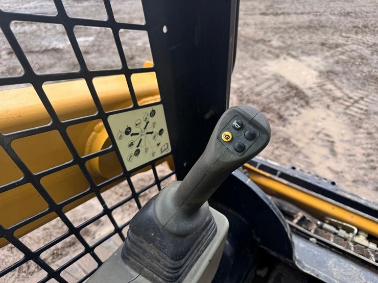 2020-caterpillar-249d-image-28