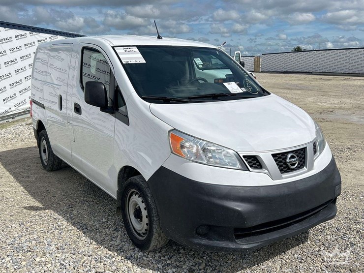2014-nissan-nv200-image-2