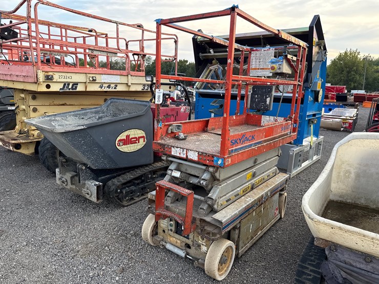 #2072-•-2004-sky-jack-electric-scissor-lift-image-1