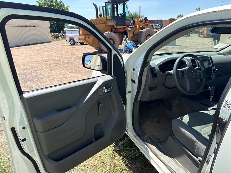 #1389-•-2017-nissan-pickup-truck-image-29