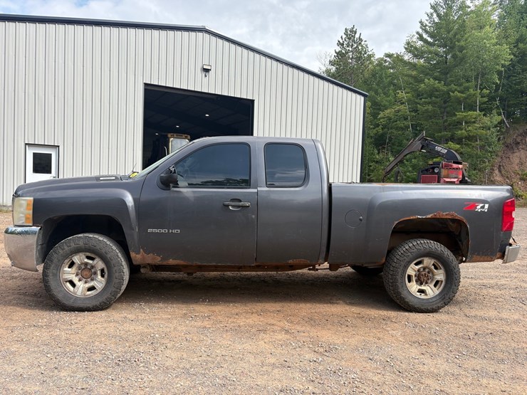 2010-chevrolet-silverado-2500-image-2
