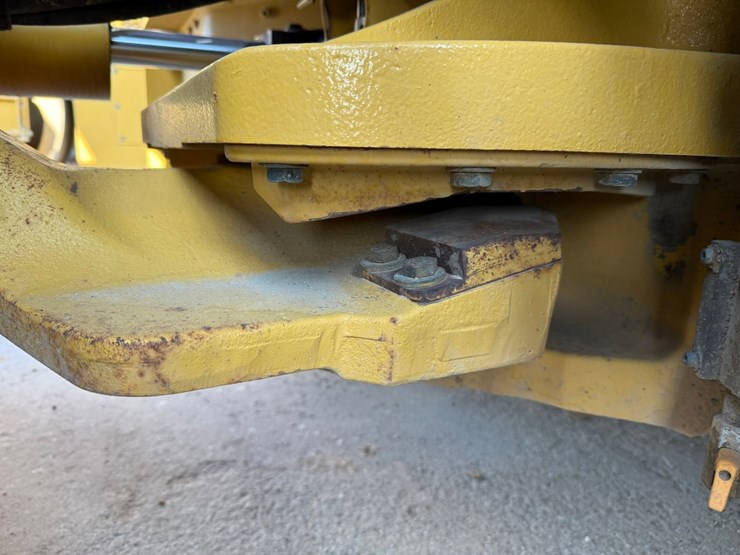 2015-caterpillar-cb66b-image-58